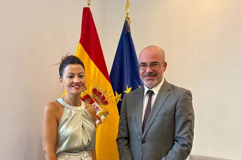 Francisco Martín, a la derecha, con Sira Rego; imagen difundida el 3 de septiembre de 2025